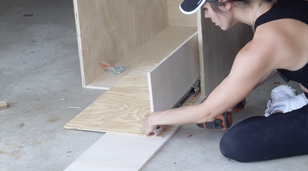 the drawers being installed on the frame 